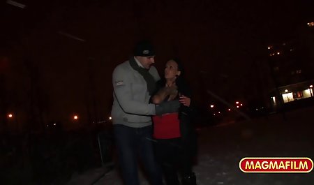 角ティーンエイジャーが青年の手に触れると彼のコック 無料 動画 無 修正 痴女